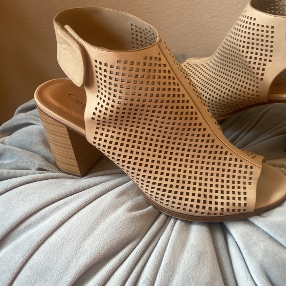 - Cambridge Select Bootie Chunky Heels shoes size 7 like new! 🎀